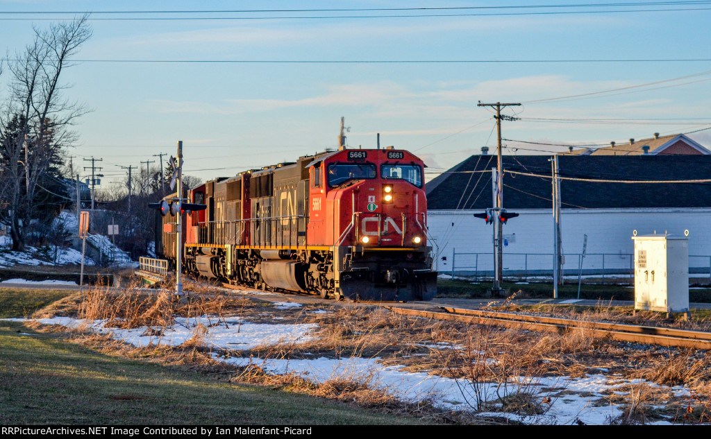 CN 5661 leads 402 at MP 124.55